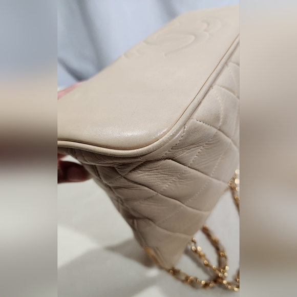 Chanel Dome 1996-1997 shoulder. 24k gold plated hardware. Card & Dustbag include - Picture 10 of 16